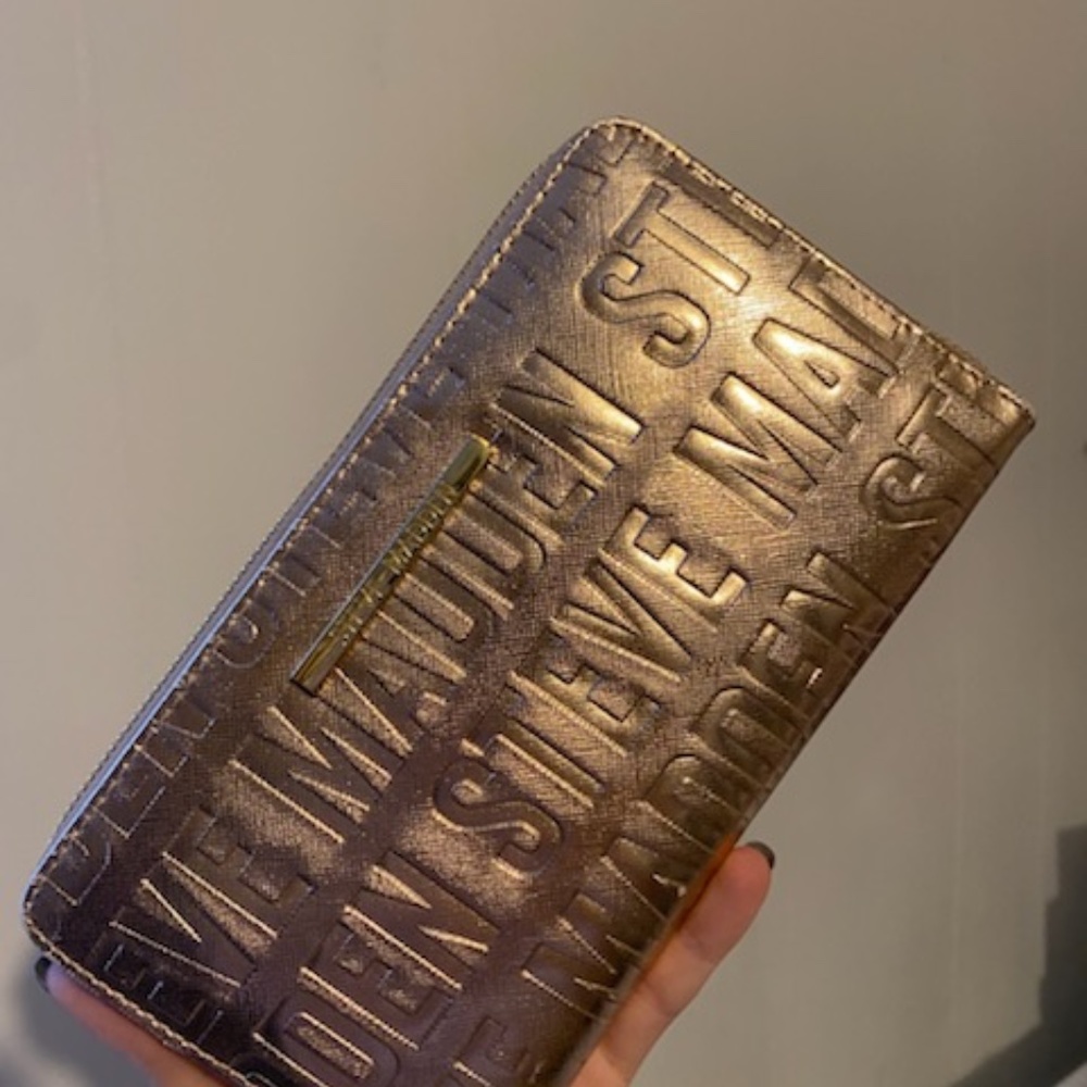 Rose gold Steve Madden wallet missing outside zipper piece barely used - Picture 2 of 4